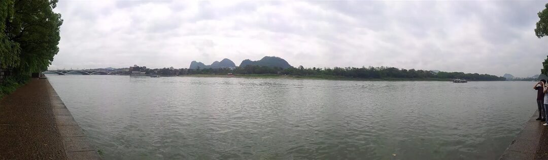 桂林山水甲天下，玉碧罗青意可参