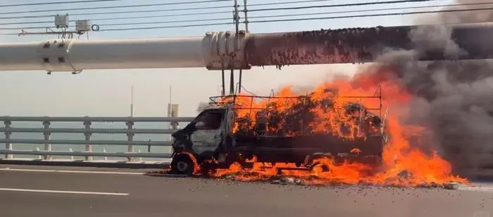 深中大桥汽车着火